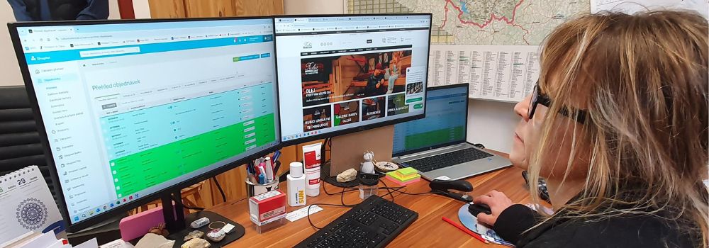 Lenka v práci 1000 x 350